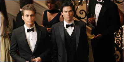 À la fin de l'épisode 21, après l'enterrement de Jenna, que montre Damon à Stefan ?