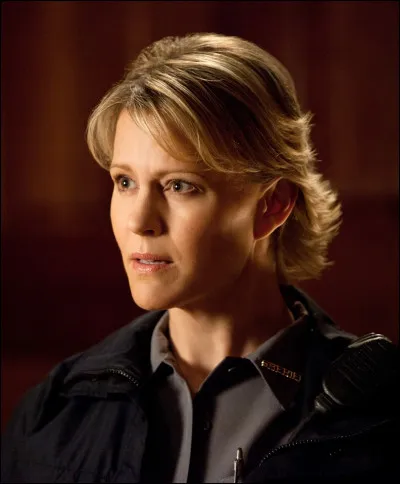 Comment Liz Forbes, la mère de Caroline, apprend-elle que Damon et Stefan sont en réalité des vampires ?