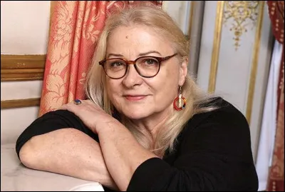 Quelle est la bonne orthographe du nom de cette actrice, auteure de ces répliques : ''Arthur, il fait de la sculpture conceptuelle, c'est très beau : des torchons plâtrés passés à la machine à laver.
- Faut avoir le coup dil : des torchons plâtrés !
- Non, non ! Ce sont les machines à laver qui sont exposées !'' ?