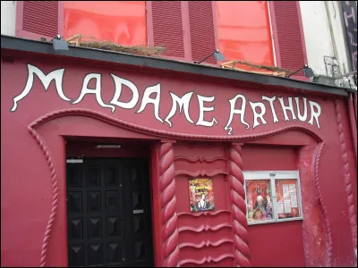 Dans quelle ville le cabaret ''Madame Arthur'' est-il situé ?