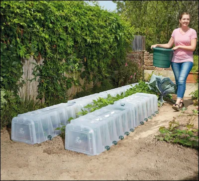 Km 112,5 : Saint-Étienne-de-Tinée. De la rive droite de la Tinée, vous pourrez observer le glissement de terrain le plus important d'Europe, il se dirige vers le village, risque de former un barrage dont les eaux noieraient les maisons. Pour éviter ce scénario catastrophe, qu'a-t-on réalisé ?