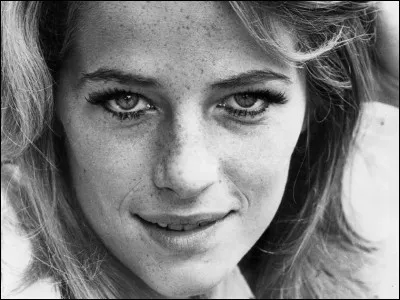 Qui est cette actrice qui joue le rôle de ''Tante Maude'' dans le film dramatique américano-britannique de 1997 ''Les Ailes de la colombe'' ?