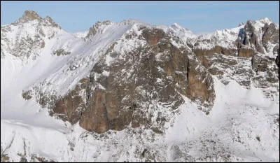 Dans quel massif ''La Tête de Colombe'' est-il située ?
