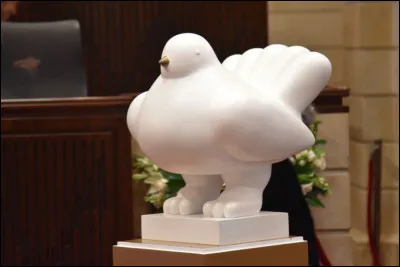 Quel sculpteur colombien est l'auteur de cette sculpture intitulée ''La Colombe de la paix'' ?