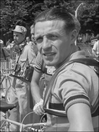 Coureur sur piste et sur route, champion du monde en 1955, il termine deuxième du Tour de France en 1950 et en 1952 et remporte le classement par points en 1955 et 1956 : c'est ...