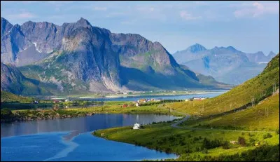 Avec combien de pays la Norvège partage-t-elle une frontière terrestre ?
