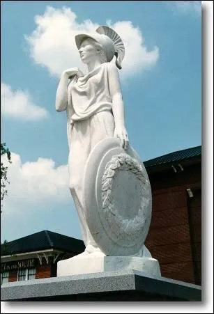 Aux cts de qui invoque-t-on le nom d'Athna dans les serments solennels ?