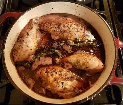 Que ne trouve-t-on PAS dans la recette traditionnelle du coq au vin ?