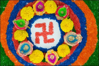 Dans quelle religion le svastika est-il considéré comme un symbole sacré ?