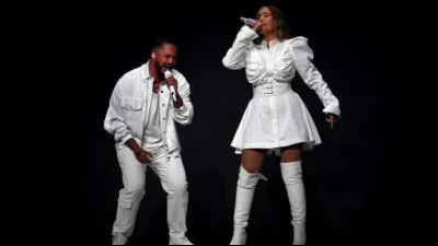 Préfères-tu que tes deux chansons soient chantées par une femme ou un homme ?