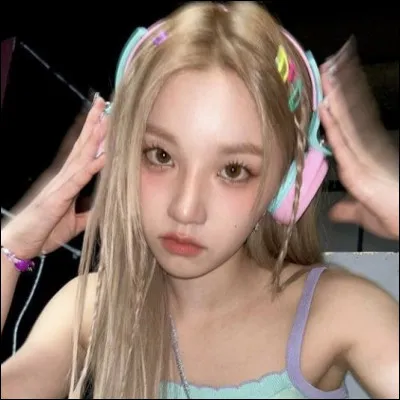 Est-elle la première à chanter dans "Queencard" ?