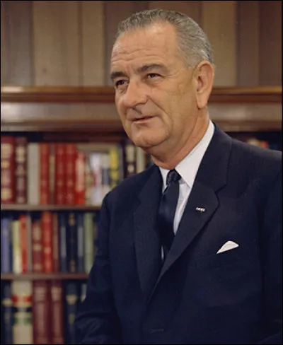 Où Lyndon B. Johnson prête-t-il serment deux heures après la mort du président Kennedy ?