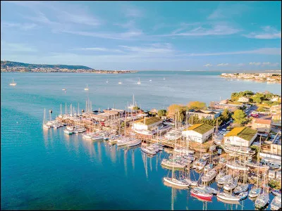 Quel étang borde la ville de Sète ?