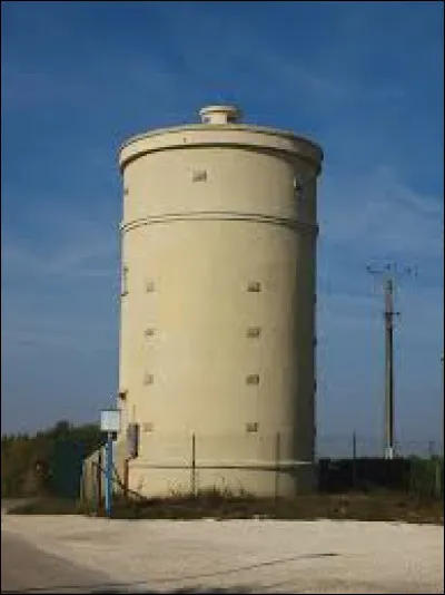 Voici le château d'eau de Sougères-sur-Sinotte. Ancienne commune Icaunaise, elle se situe en région ...