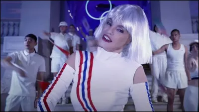 Comment s'appelle la chanson qu'a chanté Arielle Dombasle, le 14 juillet 2024, pour l'arrivée de la flamme olympique à Paris ?
