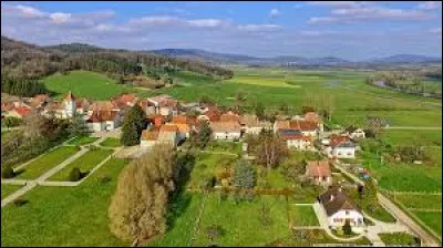 Petit village de la vallée de la Loue, dans l'aire d'attraction Bisontine, Mesmay se situe en région ...
