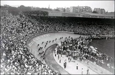 Quel nom porte désormais le stade vélodrome créé en 1897 près de Paris ?