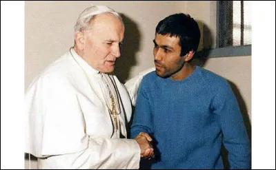 Quel est le Pape qui est sur la photo ?