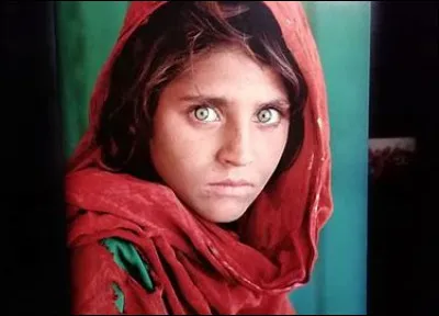 Vous avez sûrement déjà croisé le regard de la jeune Afghane aux yeux verts. Célèbre photographie de Steve McCurry. Quel est l'âge de cette enfant ?