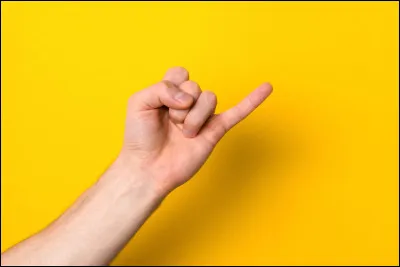 Le record du poids le plus lourd soulevé avec le petit doigt est d'environ 100 kg.