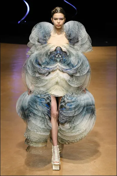 Citez deux personnalités, parmi d'autres, qui ont porté ses créations