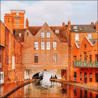 Quelle ville anglaise, cadre de la série "Peaky Blinders", est la deuxième ville la plus peuplée dAngleterre après Londres ?