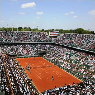 En tennis, quel joueur ou quelle joueuse de tennis détient le record du nombre de participations à un tournoi du Grand Chelem avec 93 tournois ?