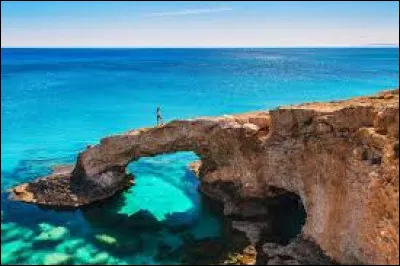 Quel sont les emblèmes sur le drapeau de Chypre ?