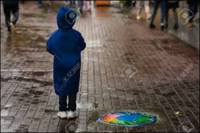 Tu vois un enfant perdu dans la rue et il semble effrayé. Que fais-tu ?