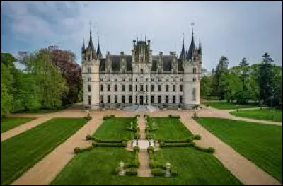 Je vous emmène dans les Pays-de-la-Loire à la découverte du château de Challain-la-Potherie. Village de l'arrondissement de Segré, il se situe dans le département ...