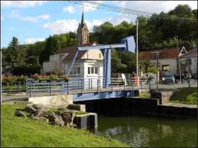 Petit village de 86 habitants, dans l'arrondissement de Péronne, Éclusier-Vaux se situe dans le département ...