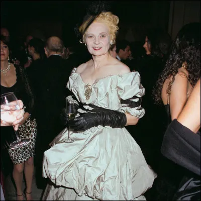 En 1982, à Londres, elle présente sa première collection, nommée "Pirate" qui aura aussi beaucoup de succès auprès des parisiens. Comment nomme-t-elle sa seconde collection ?