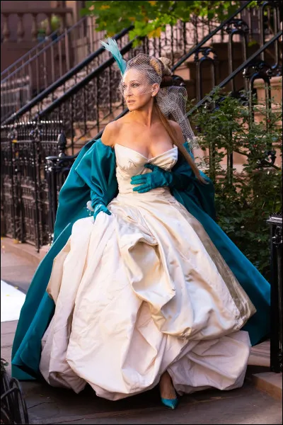 La robe de mariée choisie par Carrie Bradshaw dans la série Sex and the City est signée Vivienne Westwood...