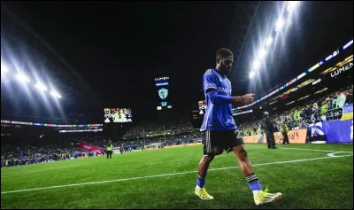 Est-ce que tu préfères jouer avec les pieds ou avec les mains ?