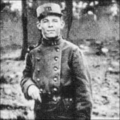 Militaire, Corentin Jean Carré est né le 9 janvier 1900 au Faouet (Morbihan), et est mort à Souilly (Meuse) en 1918. Pour quelle raison reste-t-il dans l'histoire ?