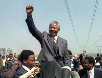 En quel honneur le nom de Nelson Mandela a-t-il été donné à une place publique de Trafalgar Square à Londres en 2008 ?