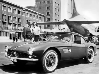 Km 17,1 : Col d'Èze. À la suite de la question précédente, on sait que le col ne sera pas le point culminant mais, quand même, à quelle hauteur par rapport à la mer sommes-nous ?