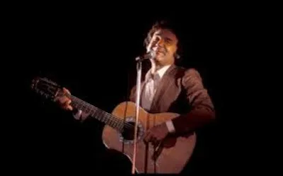 Pierre Perret fête ses 80 ans en 2024.