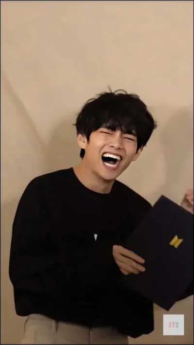 Quelle est la première chanson solo de V ?