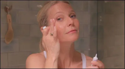 Gwyneth Paltrow, la célèbre gourou du bien-être pour toutes les personnes qui ont de l'argent à perdre, fait la part belle au crémage de pied avant se glisser dans les draps. Qu'attendez-vous pour les retrouver ? !