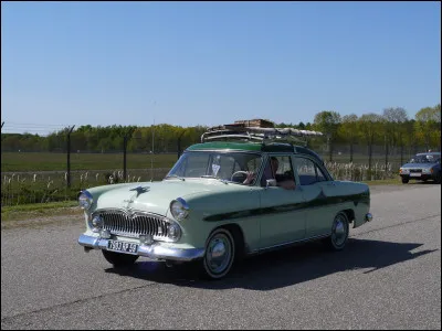 Combien y a-t-il de volumes dans la série "quatre soldats français" de Jean Vautrin ?