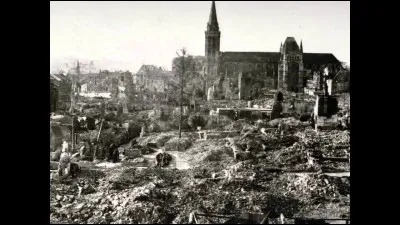 Cette cathédrale normande est restée en grande partie intacte au milieu d'une ville ravagée à 75 % par les bombardements le 7 juin 1944 : de quelle cathédrale s'agit-il ?