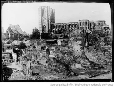 La ville s'est trouvée au coeur des combats de la grande guerre, elle a été plusieurs fois prise par chacun des deux camps ; longtemps occupée par les Allemands, elle été intensément bombardée par les Alliés en 1917 et en 1918 ; la cathédrale a en partie brûlé mais est restée debout : il s'agit de ...