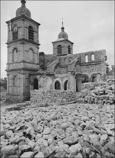 Cette cathédrale, de styles roman et gothique avec une façade classique, a été dynamitée par les troupes allemandes en novembre 1944 et a perdu sa voûte : de quelle cathédrale s'agit-il ?