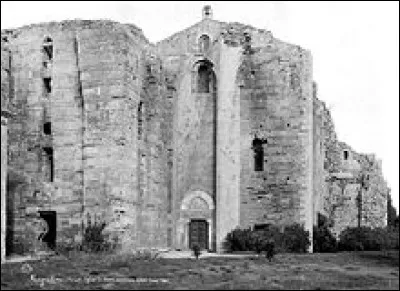Cette cathédrale, édifiée aux XII et XIIIe siècles, a été siège d'évêché jusqu'au début du XVI siècle lorsque l'évêque sétablit définitivement à Montpellier ; les bâtiments, désaffectés, sont ensuite vendus et en grande partie détruits. De quelle cathédrale s'agit-il ?