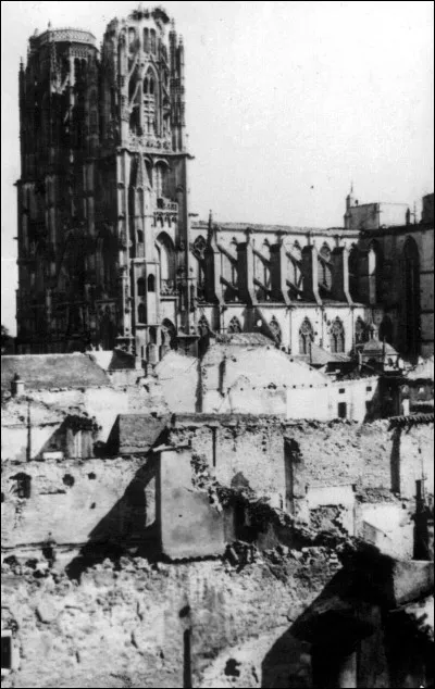 La cathédrale a été frappée par des obus allemands lors des combats des 20 et 21 juin 1940 ; l'édifice s'est totalement embrasé et est resté longtemps dépourvu de toiture : de quelle cathédrale s'agit-il ?