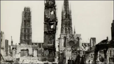 Le 19 avril 1944, la cathédrale dévastée par les bombardements alliés qui frappent la ville ; les bas-côtés de la nef et les chapelles du collatéral sud, sauf une, sont détruites et l'édifice manque de s'effondrer : de quelle cathédrale s'agit-il ?
