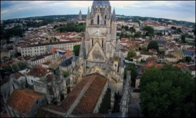 Cette cathédrale, reconstruite au XVe siècle en style gothique flamboyant a été en partie détruite en 1568 lors des guerres de religion par des troupes protestantes et n'a été reconstruite que partiellement : de quelle cathédrale s'agit-il ?