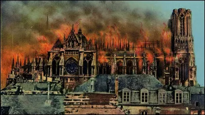 Le 19 septembre 1914, des obus allemands touchent léchafaudage qui ceinture la tour nord de la cathédrale ; la charpente et la toiture brûlent entièrement. De quelle cathédrale s'agit-il ?