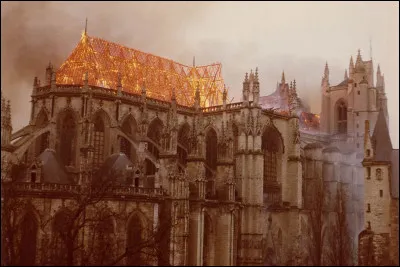 Un incendie accidentel s'est déclaré le 28 janvier 1972, lors de travaux de restauration, détruisant la plus grande partie de la toiture. La restauration de l'édifice dure jusqu'en 1985. De quelle cathédrale s'agit-il ?